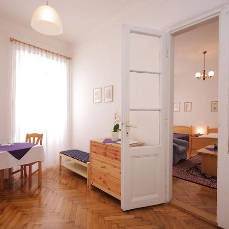The Green Garland Pension Prag Exterior foto