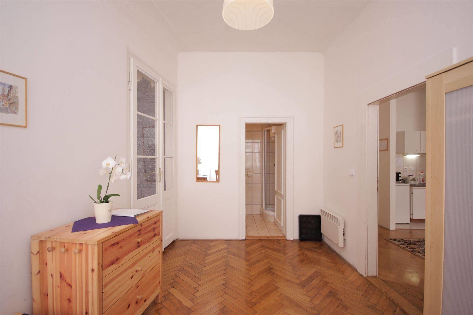 The Green Garland Pension Prag Exterior foto