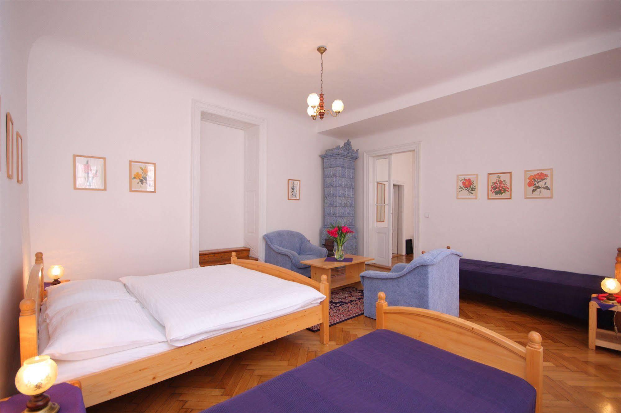 The Green Garland Pension Prag Exterior foto
