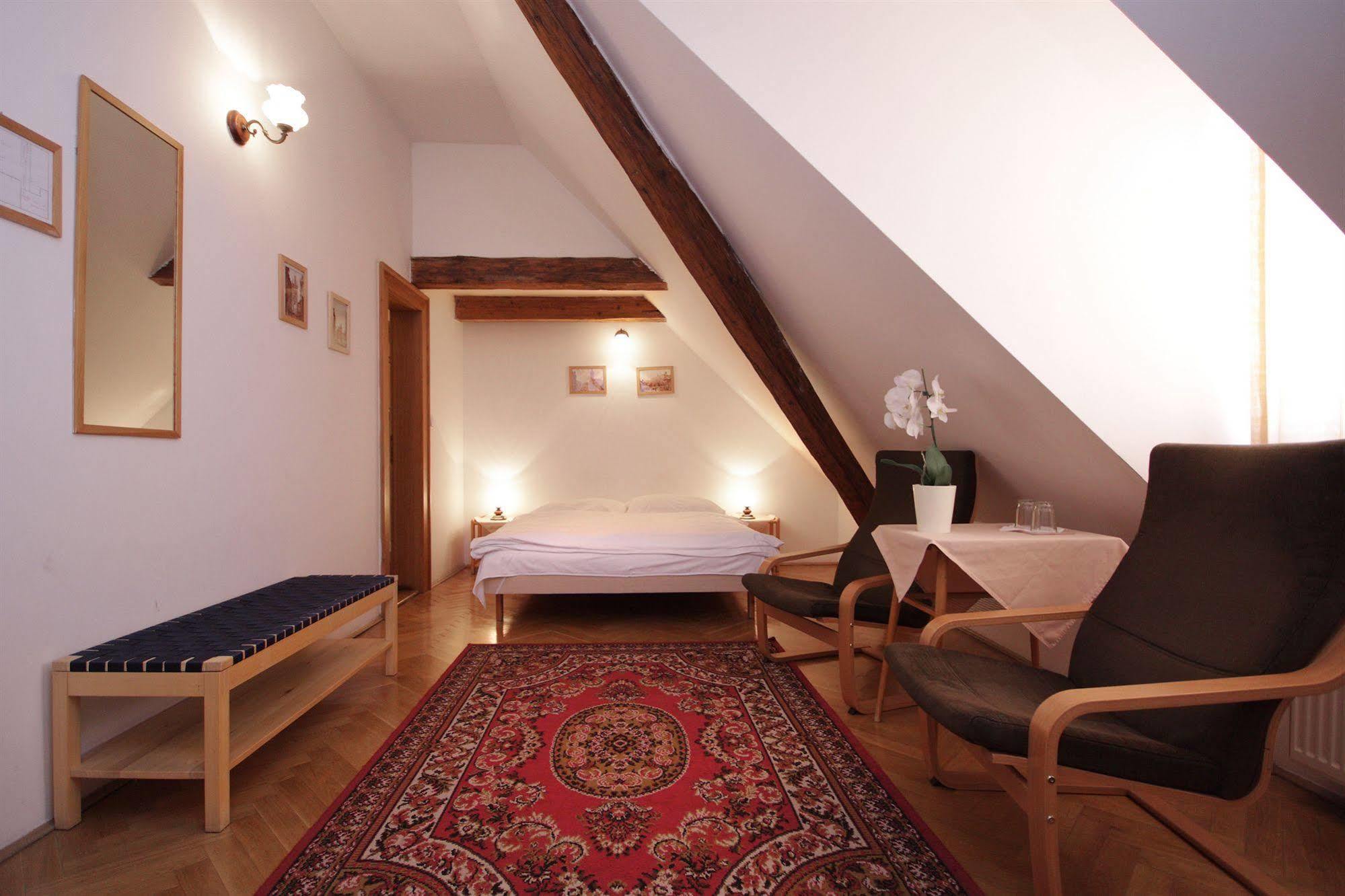 The Green Garland Pension Prag Exterior foto