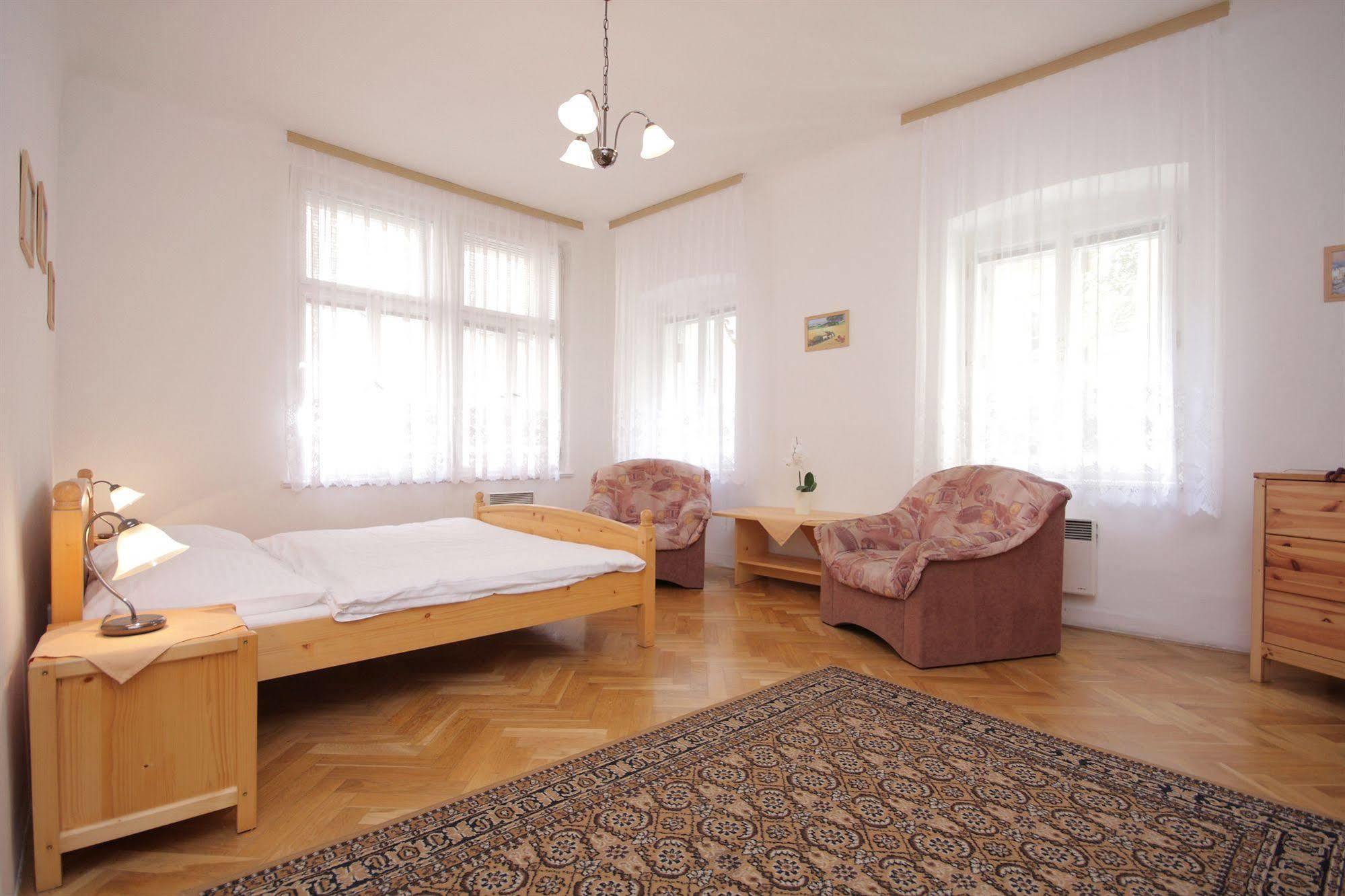 The Green Garland Pension Prag Exterior foto