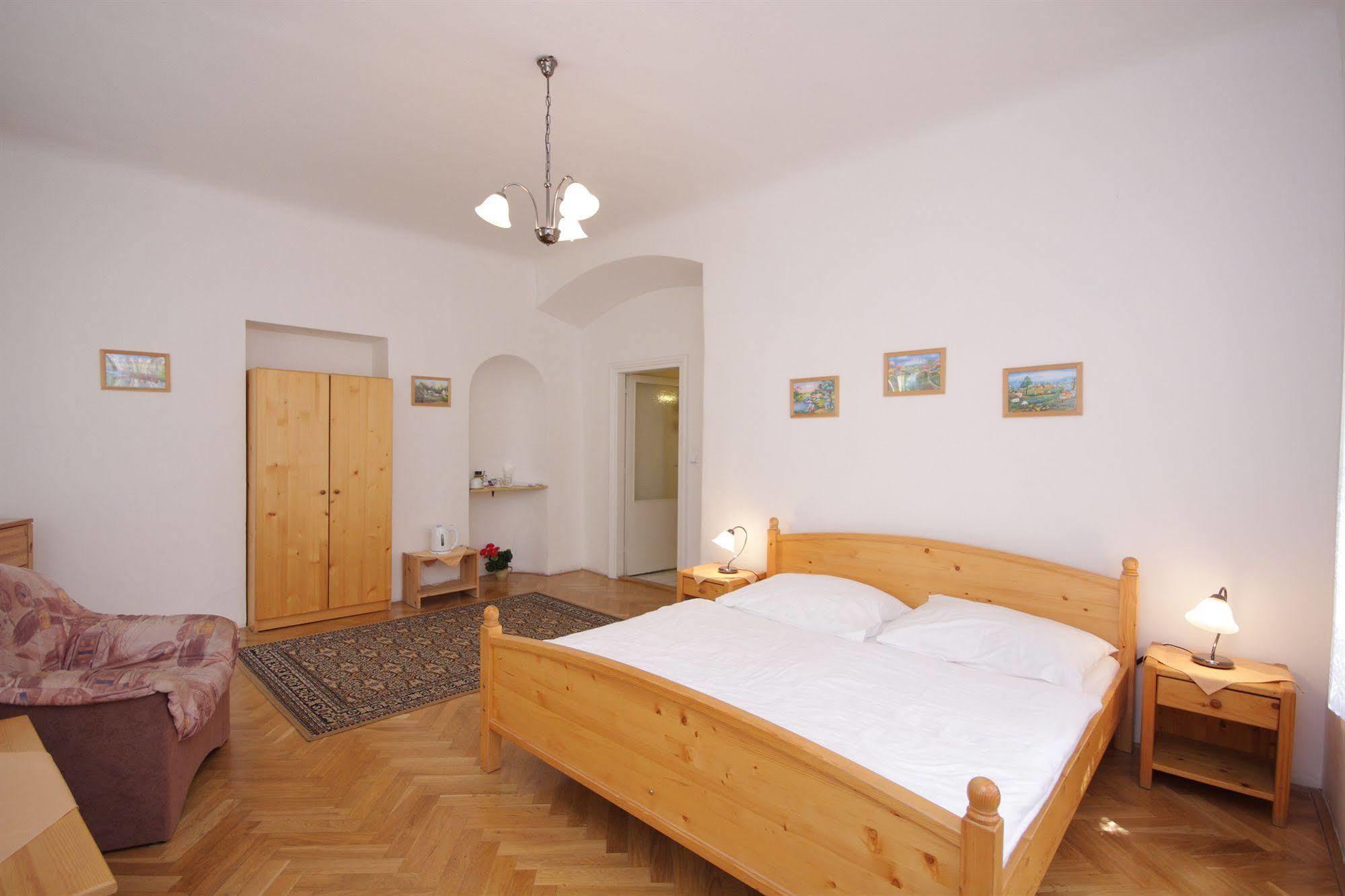 The Green Garland Pension Prag Exterior foto