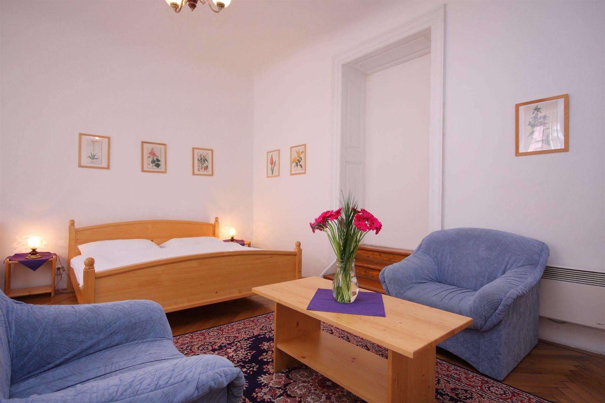The Green Garland Pension Prag Exterior foto