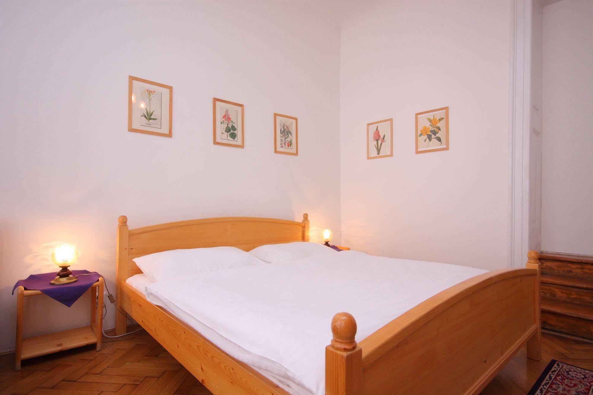 The Green Garland Pension Prag Exterior foto