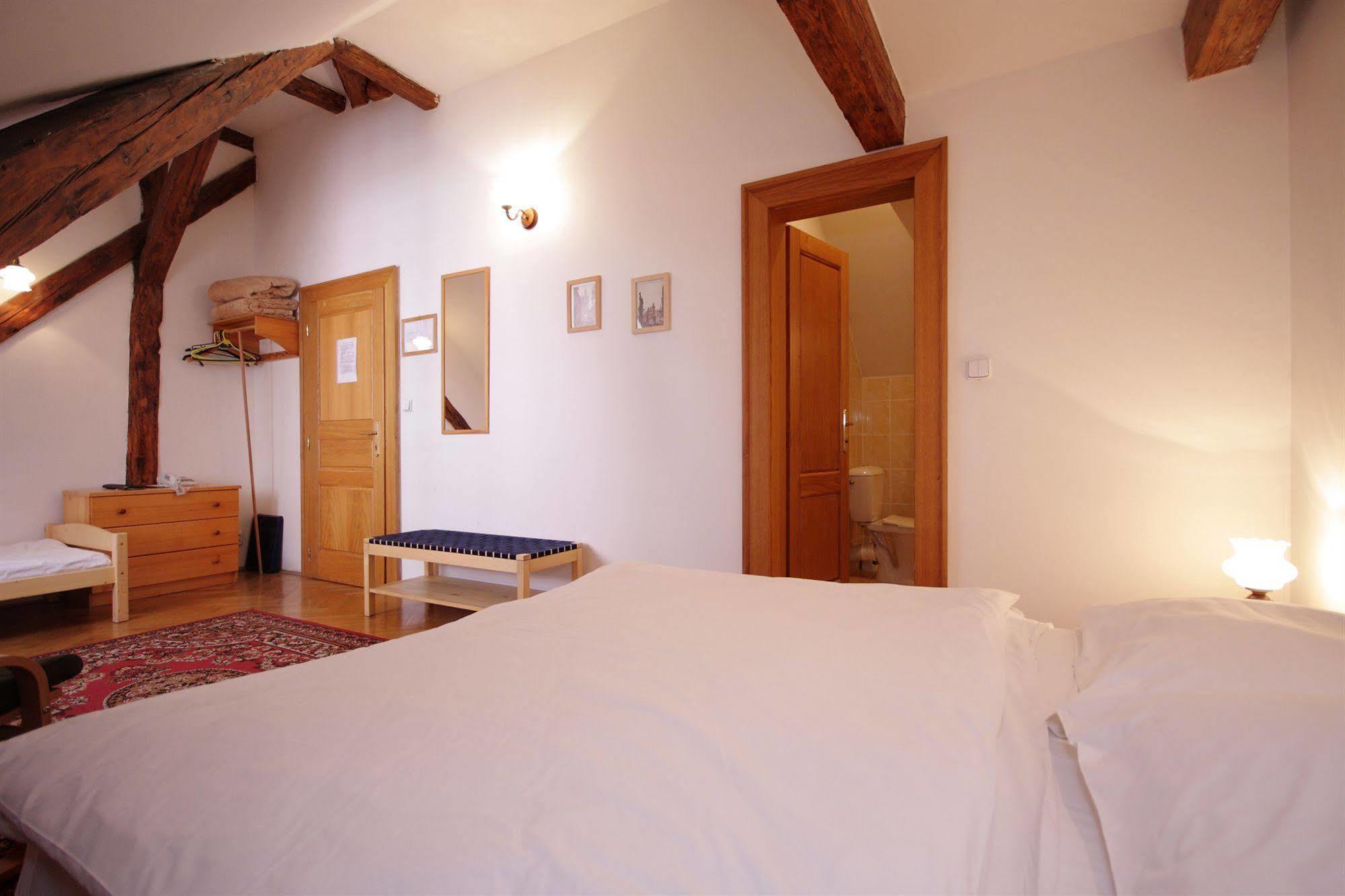 The Green Garland Pension Prag Exterior foto