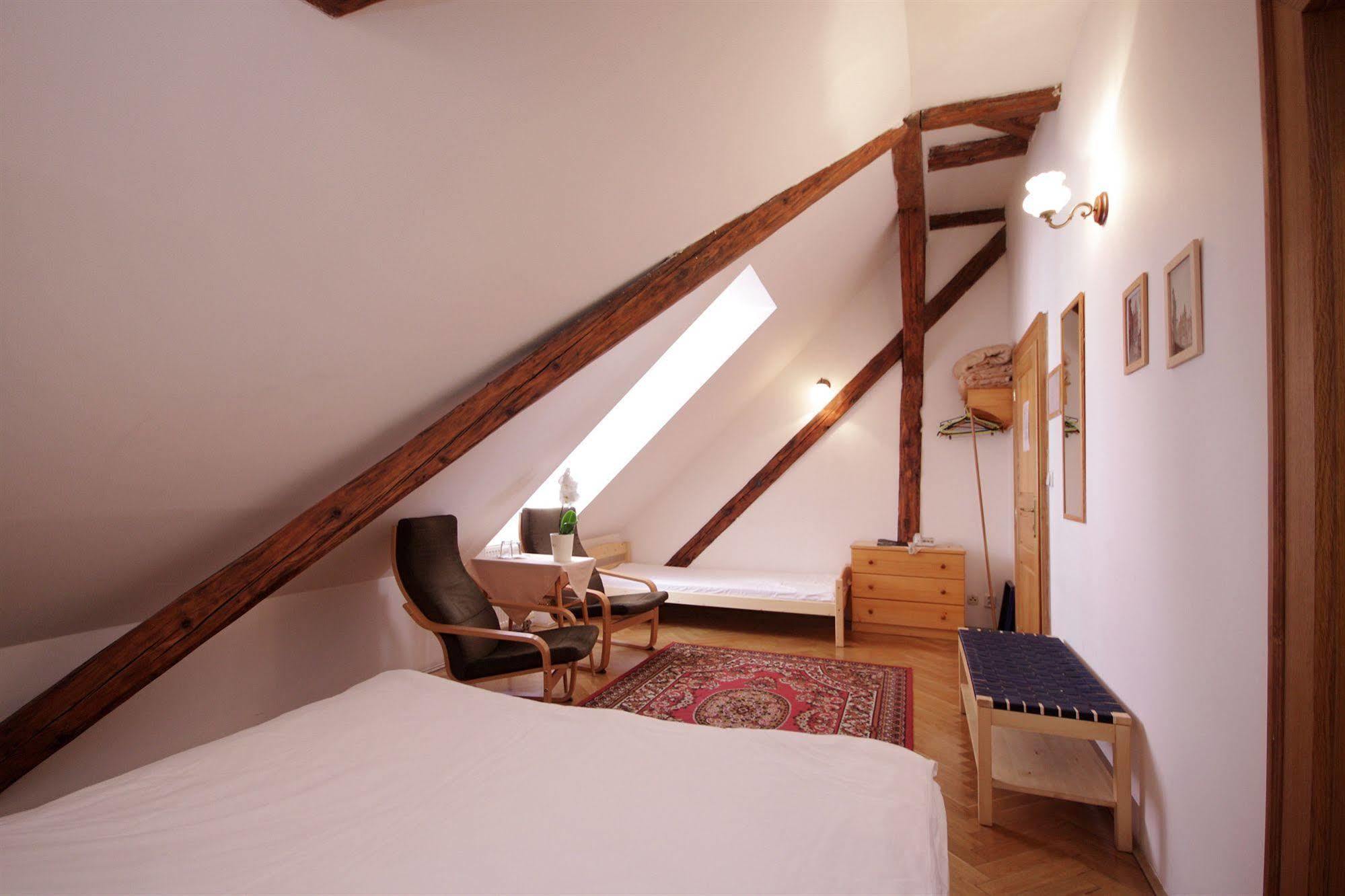 The Green Garland Pension Prag Exterior foto