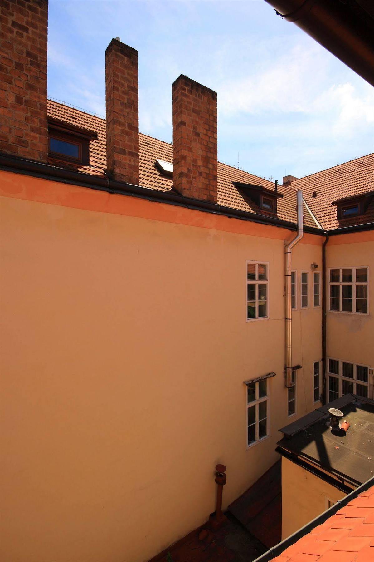 The Green Garland Pension Prag Exterior foto