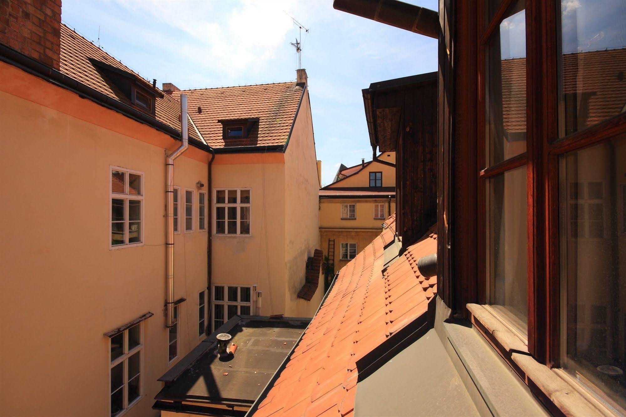 The Green Garland Pension Prag Exterior foto